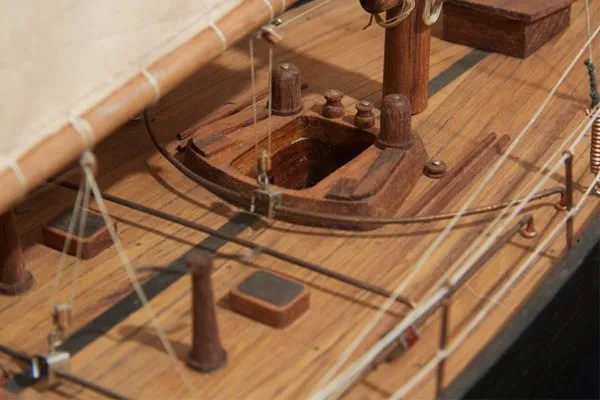 LES PEN DUICK IV maquette de bateaux authentique
